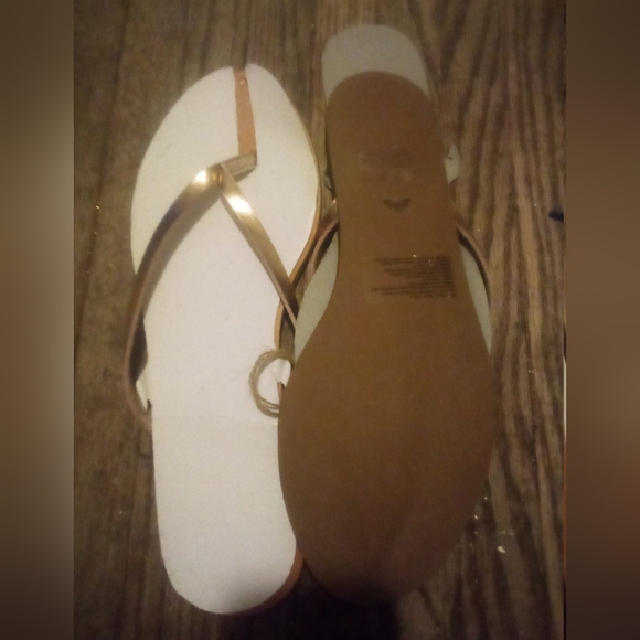 NWT WOMANS AMERICAN EAGLE GOLD THONG SANDLES SZ 10 - Picture 2 of 3